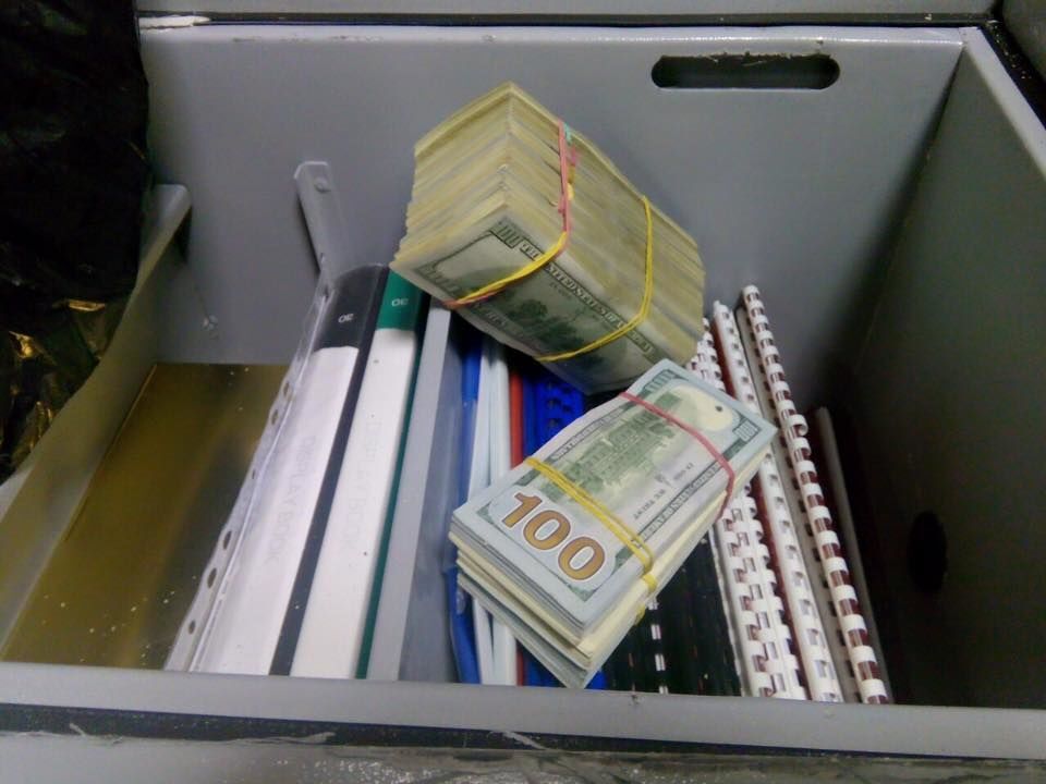 В Киеве сотрудник ГПУ и зампрокурора попались на миллионных взятках: изъяты 35 пакетов бриллиантов