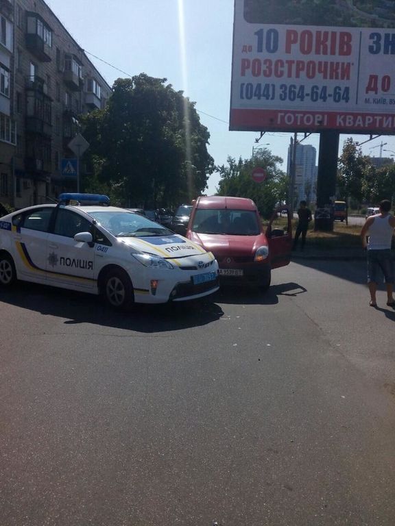 Київські поліцейські стали учасниками аварії: фотофакт