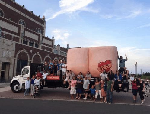 В США юморист возил по стране на грузовике гигантскую "задницу"