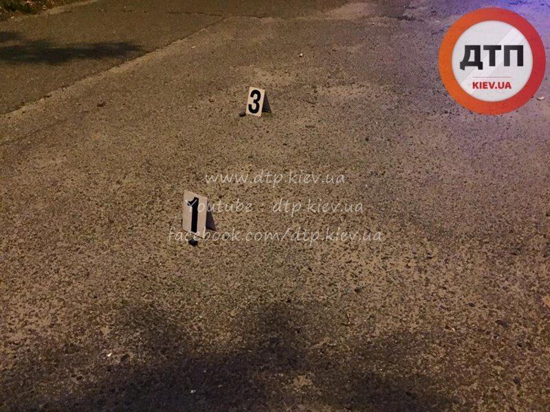 У Києві в парку розстріляли двох перехожих: фото з місця НС