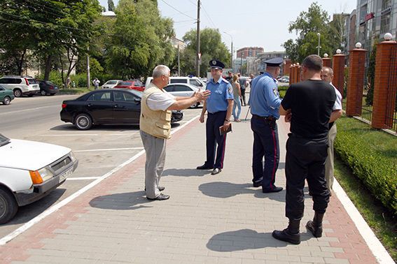 Пенсіонер з гранатою влаштував переполох в МВС Хмельниччини: опубліковані фото і відео