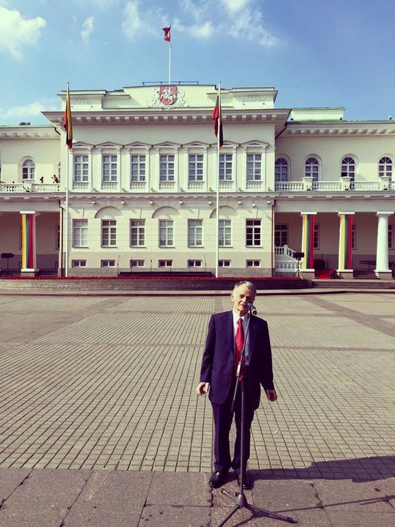 Влада Литви нагородила Джемілєва лицарським хрестом: фотофакт