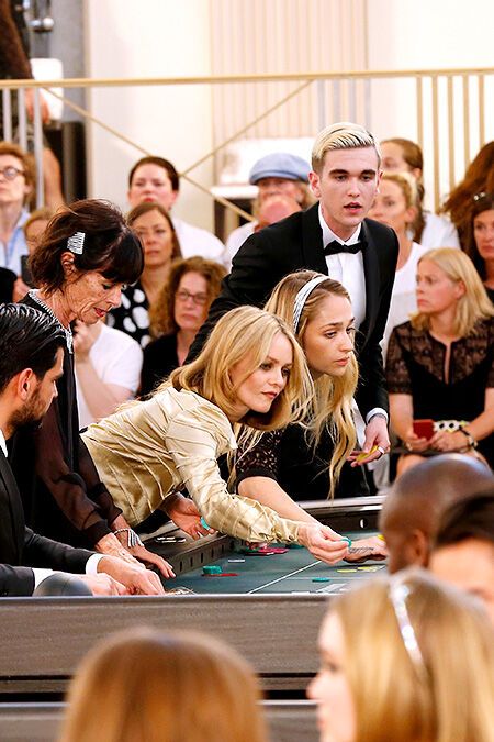На презентации роскошной коллекции от Chanel голливудские звезды сыграли в казино