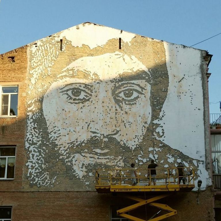 За Сквером Небесной Сотни в Киеве теперь "присматривает" огромный Нигоян: фото великолепной фрески
