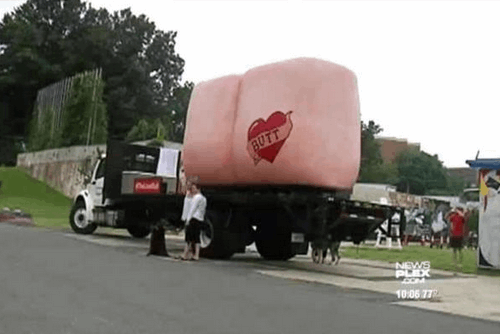 В США юморист возил по стране на грузовике гигантскую "задницу"