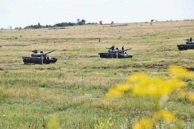 "ЛНР" бряцает оружием. В Лутугино палили из десятка танков: фотофакт