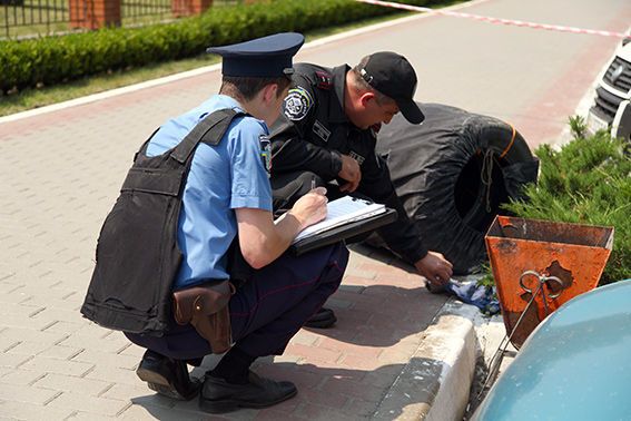 Пенсіонер з гранатою влаштував переполох в МВС Хмельниччини: опубліковані фото і відео