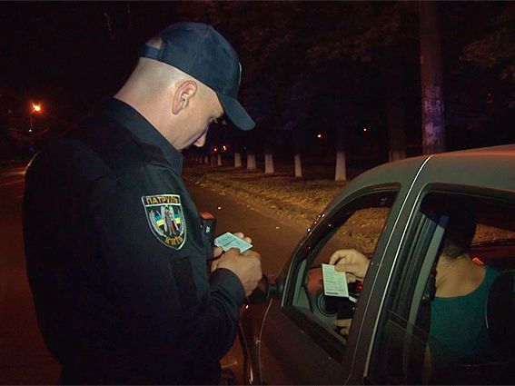 МВД показало, как полицейские ночью патрулируют улицы Киева: видеофакт