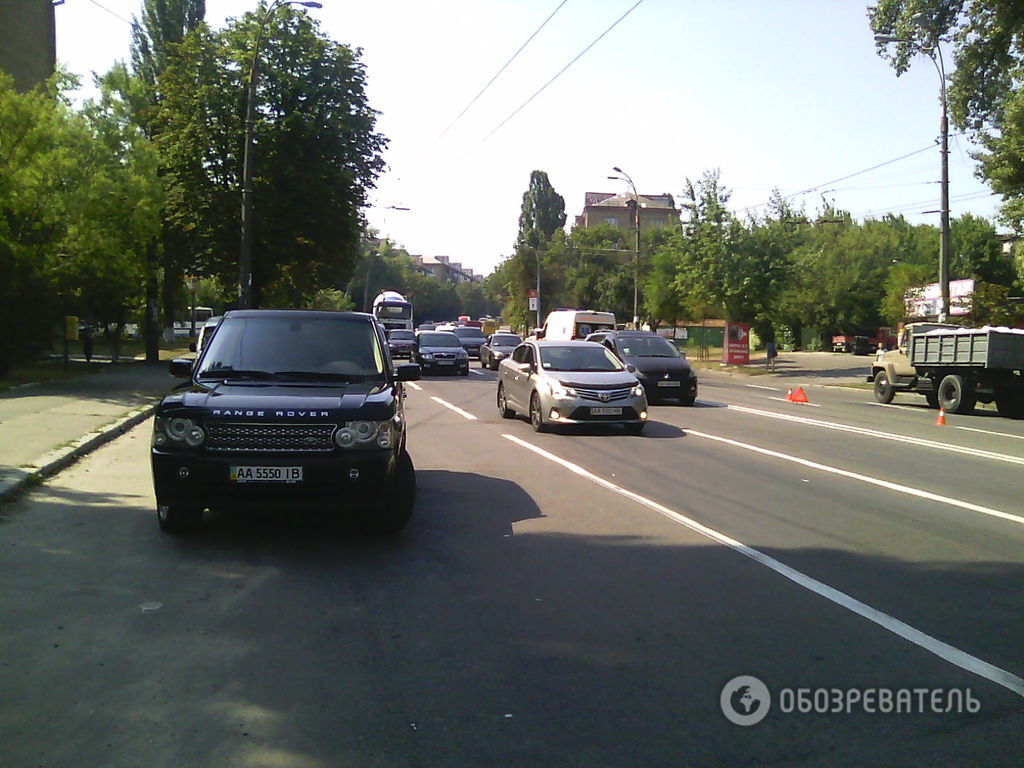 В Киеве легковушка столкнулась с джипом: фотофакт