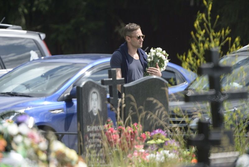 Шепелев принес белоснежный букет на могилу Фриске в день ее рождения: опубликованы фото