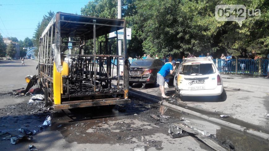 В Сумах вспыхнула маршрутка с пассажирами: фото- и видеофакты