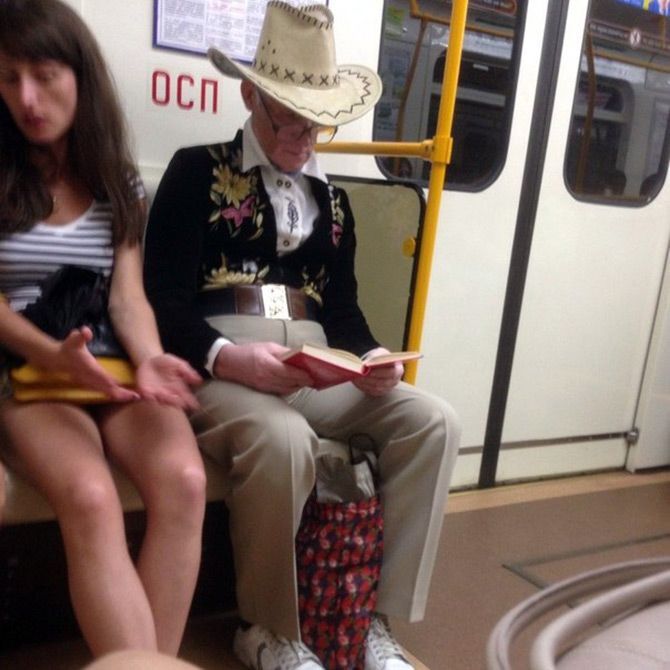  Самые яркие модники петербургского метро: бабушки из 19 века, кокошники и ковбои
