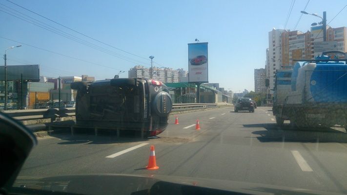 В Киеве на Индустриальном мосту перевернулся автомобиль: фотофакт