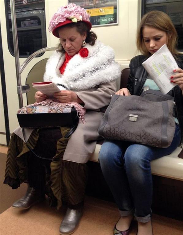  Самые яркие модники петербургского метро: бабушки из 19 века, кокошники и ковбои