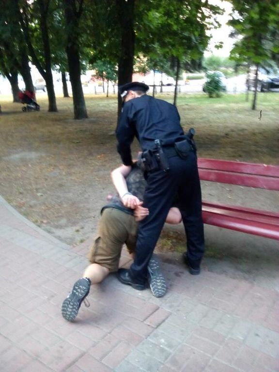 В Киеве в парке новая полиция поймала хулигана: фотофакт