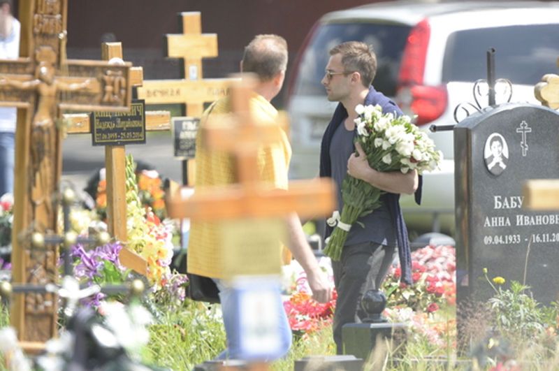 Шепелев принес белоснежный букет на могилу Фриске в день ее рождения: опубликованы фото