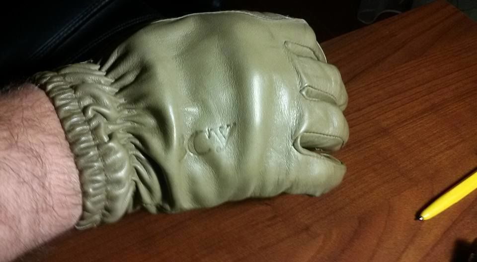Бірюков показав нові демісезонні рукавички для ЗСУ: фоторепортаж