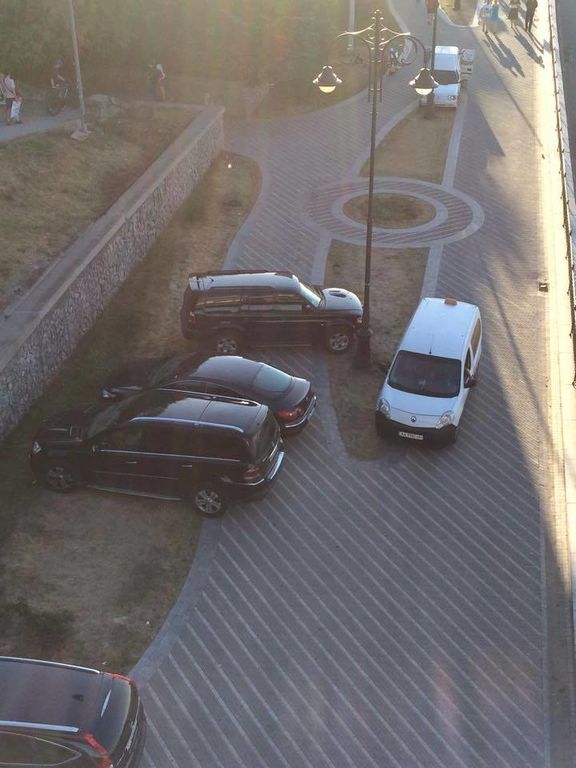 В Киеве застукали героев парковки на прогулочной зоне: фотофакт