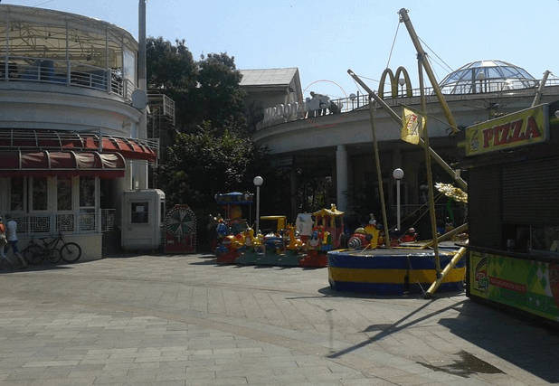 Окупанти в Криму зірвали вивіски з McDonalds