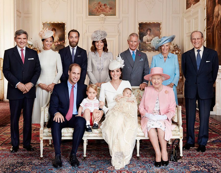 В сети появились трогательные фото с крестин британской принцессы Шарлотты