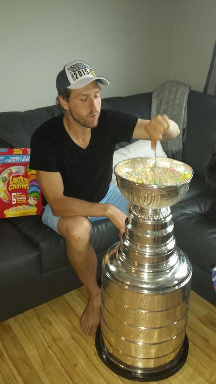 Американский хоккеист нашел необычное применение Кубку Стэнли