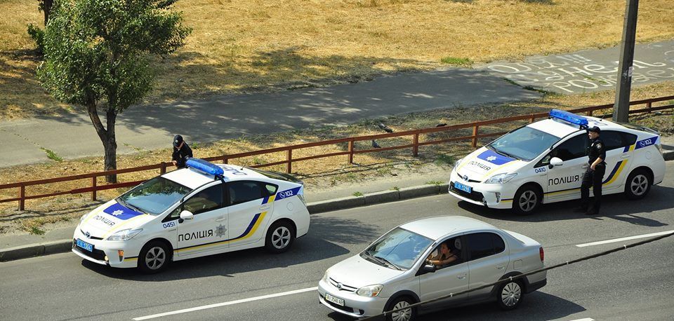 У Києві поліцейські виставили з парку автохамів