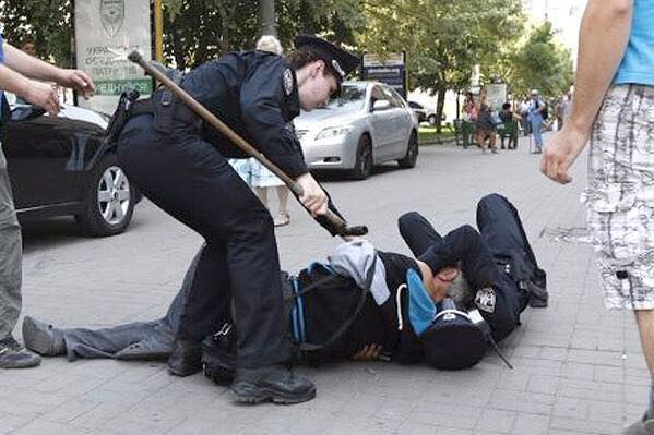 Новые копы в Киеве победили бомжа с клюкой: фотофакт