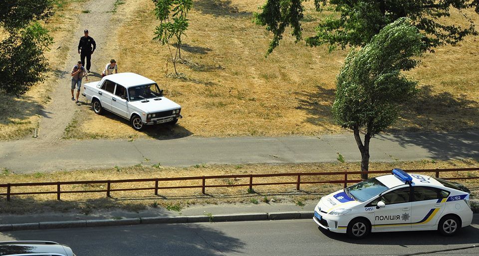 В Киеве полицейские выставили из парка автохамов