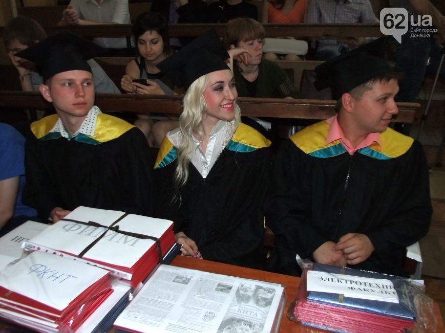 У Донецьку студенти одягли мантії з кольорами українського прапора під час отримання "дипломів ДНР": фотофакт