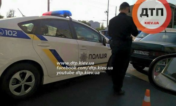 В Киеве полицейский патруль протаранил Мерседес: опубликованы фото и видео
