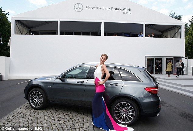 Супермодель Даутцен Крез произвела фурор необычным платьем в Берлине