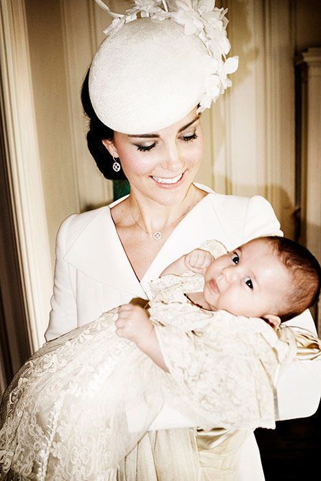 В сети появились трогательные фото с крестин британской принцессы Шарлотты