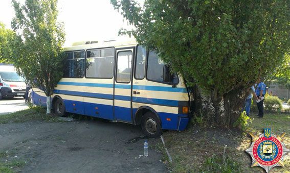 На Донбассе столкнулись маршрутка, грузовик и легковушка: есть пострадавшие