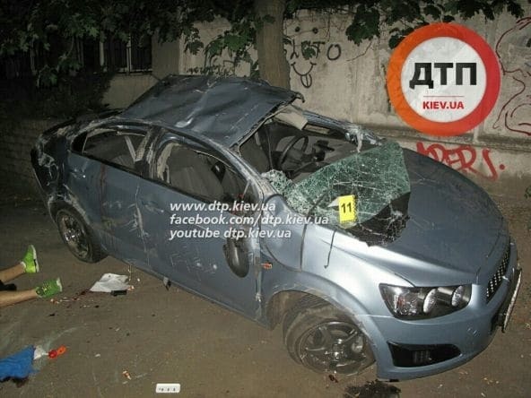 В Киеве перевернулась легковушка, водитель погиб: фото с места аварии