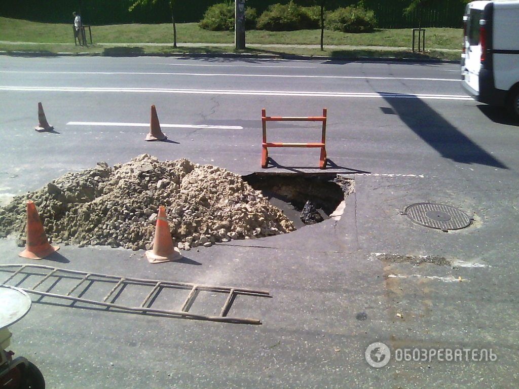 На киевской улице провалился асфальт