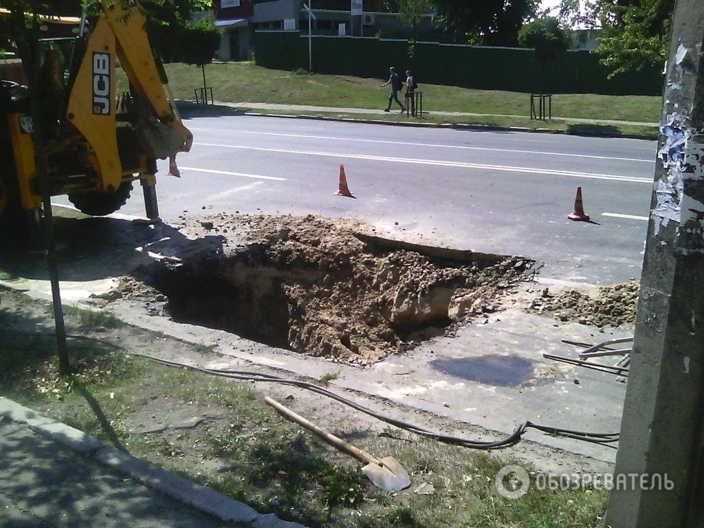 На киевской улице провалился асфальт: опубликованы фото "воронок"
