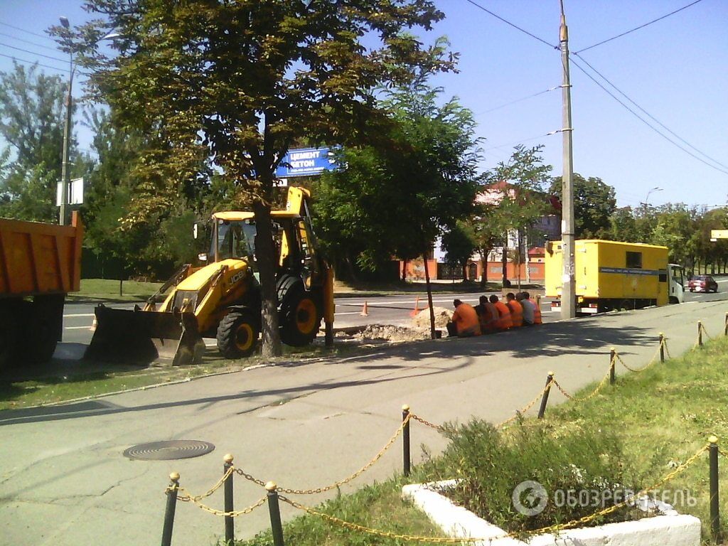 На київській вулиці провалився асфальт: опубліковані фото "ям"