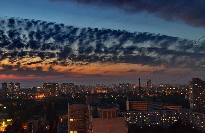 А из нашего окна... Невероятный закат в Киеве опять взорвал сеть: опубликованы фото