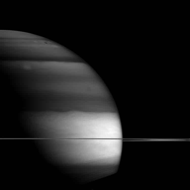 NASA получило уникальное фото Сатурна с необычного ракурса