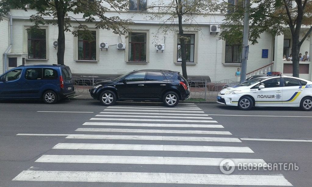 В Киеве герой парковки оккупировал зебру: фотофакт
