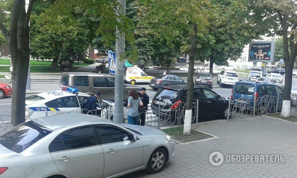 У Києві герой парковки окупував зебру: фотофакт