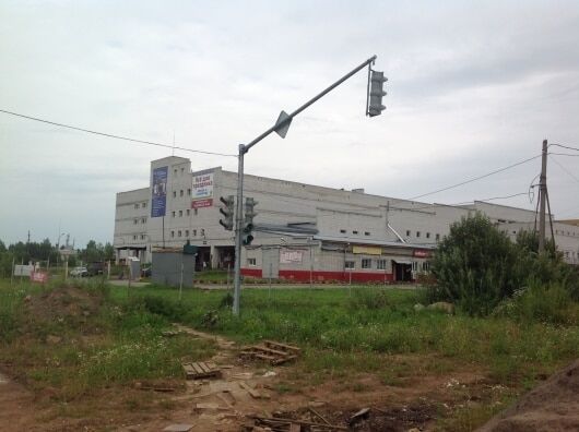 У російському місті встановили світлофор за 2 млн рублів на пустирі: фотофакт