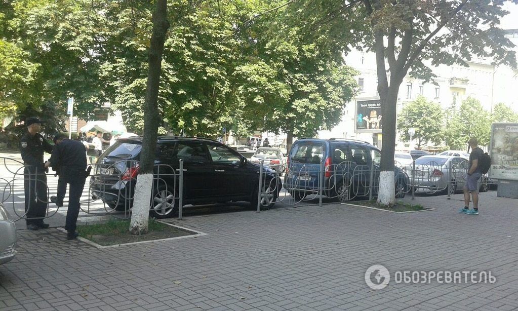В Киеве герой парковки оккупировал зебру: фотофакт