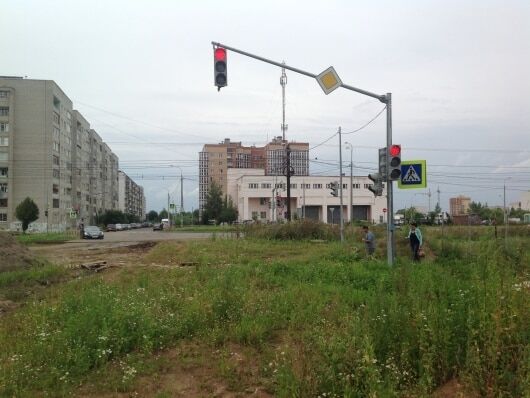 В российском городе установили светофор за 2 млн рублей на пустыре: фотофакт