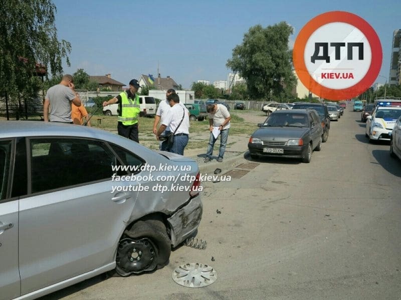 В Киеве водитель потерял сознание и протаранил три авто