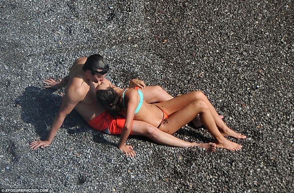 Ірину Шейк і Бредлі Купера застали на пляжі за любовними втіхами: гарячі фото
