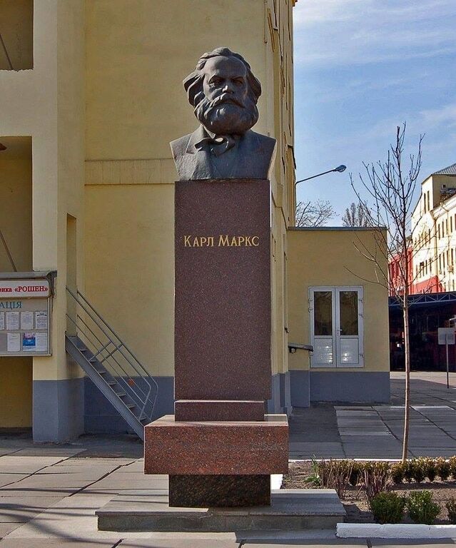 В соцсети разгорелся спор вокруг бюста Карла Маркса возле Roshen в Киеве