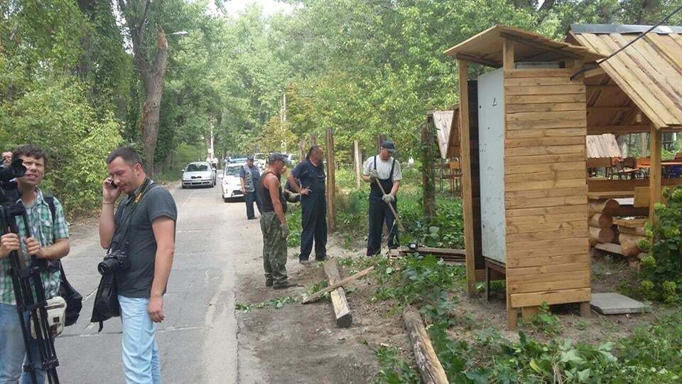 У Києві на Трухановому острові розпочали демонтаж наливайок: фотофакт