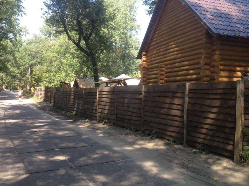 У Києві на Трухановому острові розпочали демонтаж наливайок: фотофакт