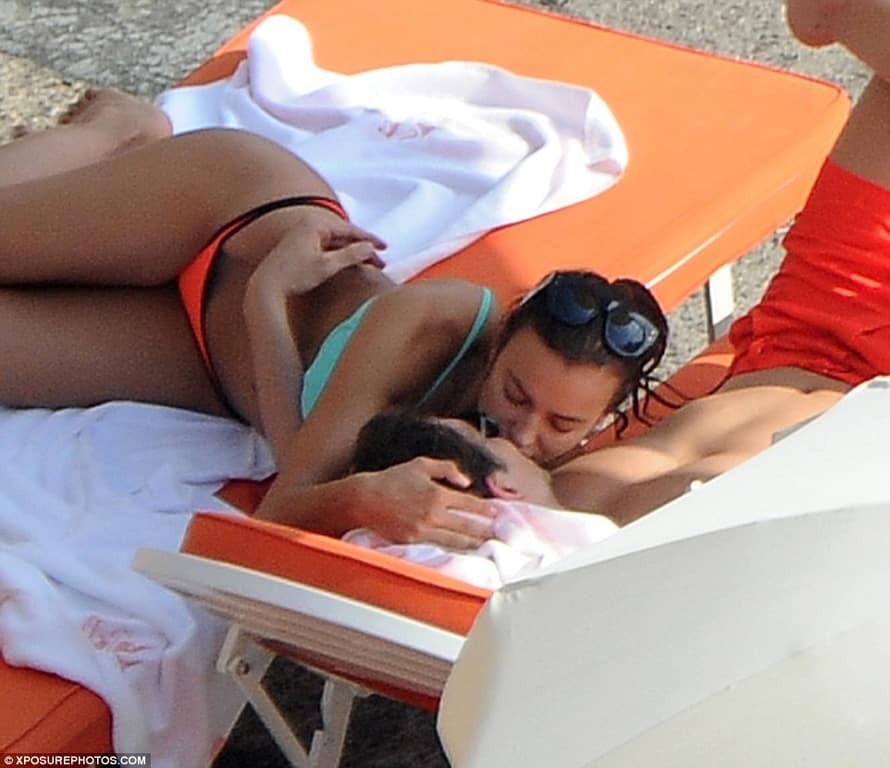 Ирину Шейк и Брэдли Купера застали на пляже за любовными утехами: горячие фото